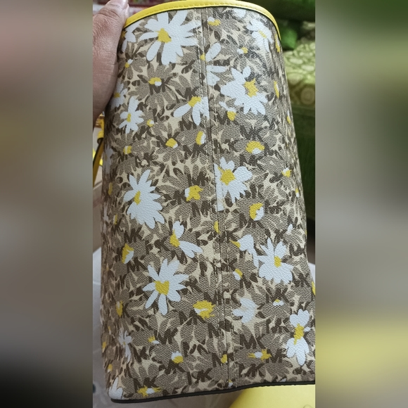 Combo: Authentic Michael Kors Jet Set Travel Signature Carryall Tote and Wallet - Picture 6 of 16